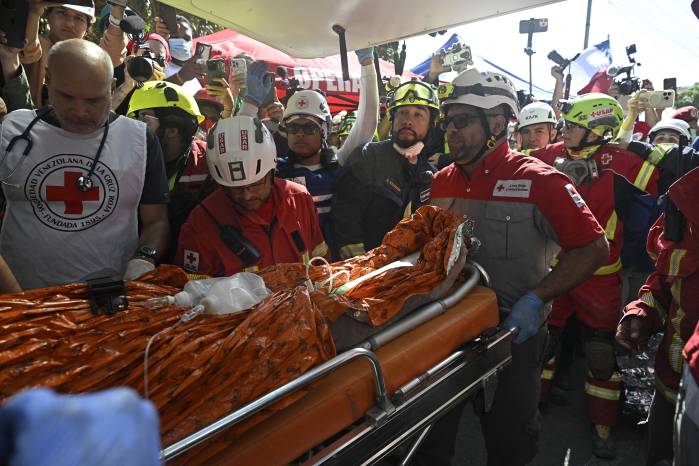 Hernán Gil, un guardia de seguridad de 43 años, quedó sepultado en la cabina del edificio de siete pisos donde trabajaba en Catia La Mar, una zona costera del estado de La Guaira devastada por el desastre.
