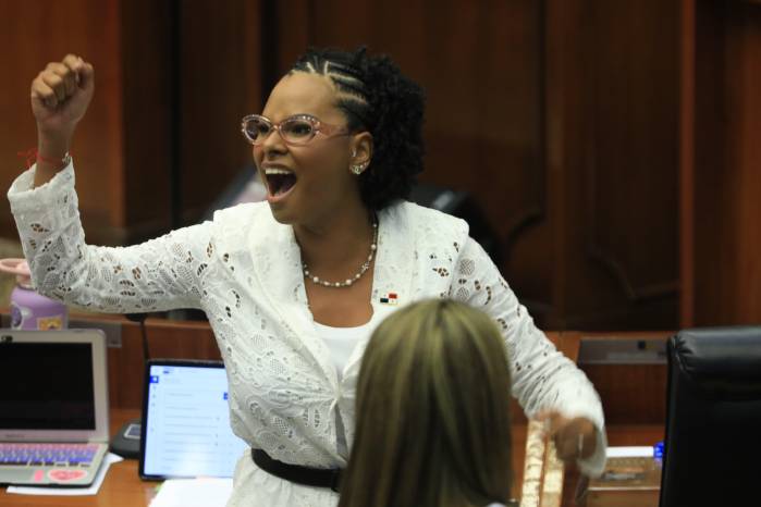Diputada Walkiria Chandler que invocó el artículo 18 del Reglamento Interno de la Asamblea Nacional.