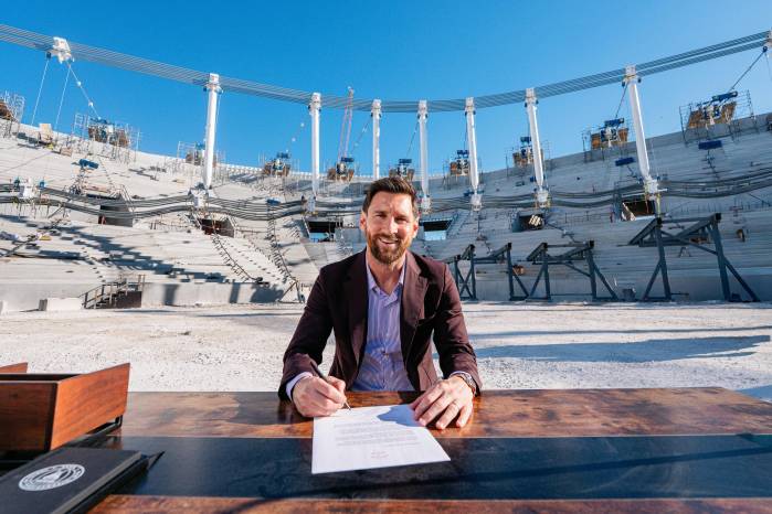 Lionel Messi firmado su renovación con el Inter Miami en el futuro estadio del equipo, el Miami Freedom Park.