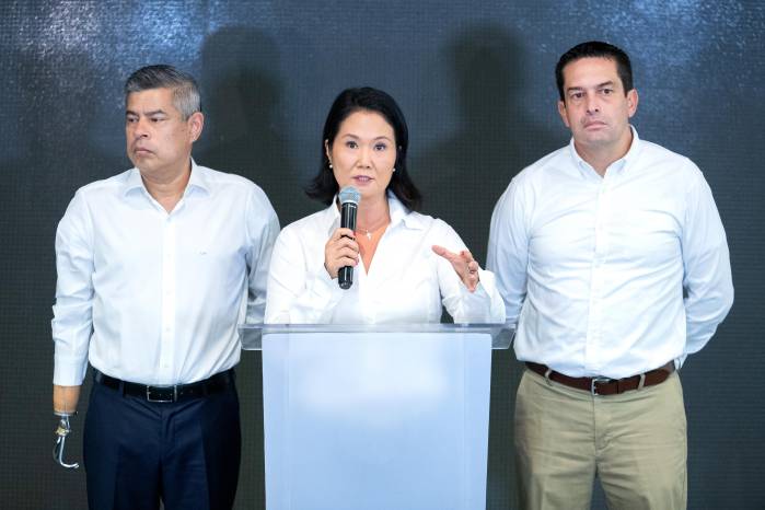 La candidata presidencial peruana Keiko Fujimori pidió a las autoridades electorales que se amplíe el horario de votación hasta la noche o hasta el lunes para que los 63.300 electores que no han podido sufragar en Lima, por problemas en la distribución de las boletas de votación, puedan ejercer su derecho ciudadano.