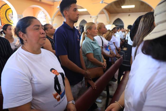 Familiares y amigos en el funeral de Esteban De León Osorio.