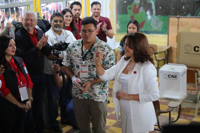 La candidata a la Presidencia de Honduras por el Partido Libertad y Refundación, Rixi Moncada, muestra un dedo con tinta luego de votar este domingo, en el centro de votación Centroamérica en Tegucigalpa (Honduras).
