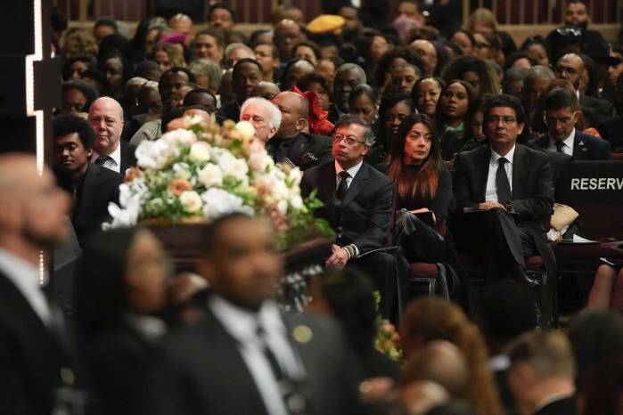 El mandatario colombiano Gustavo Petro participa en el homenaje póstumo al reverendo Jesse Jackson, ante una multitud reunida para despedir al líder social.