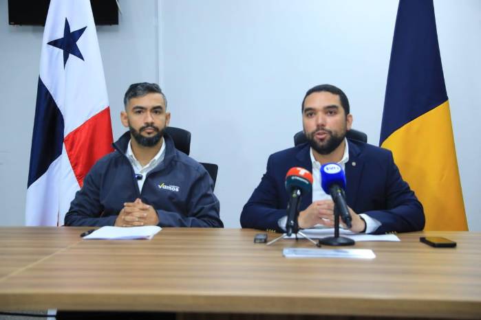 Durante la conferencia, los diputados insistieron en que las transferencias fueron aprobadas de forma expedita.