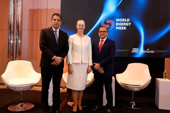 De izq. a der. Héctor Cotes, presidente del Consejo Mundial de Energía–Capítulo Panamá (i); Angela Wilkinson, secretaria general del Consejo Mundial de Energía (c) y Rodrigo Rodríguez, secretario nacional de Energía (d).