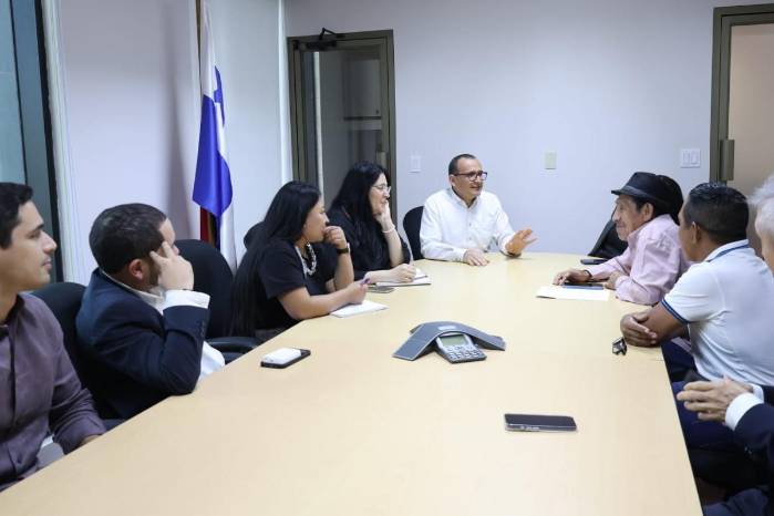 La entrega de la resolución contó con la presencia de la Viceministra de Asuntos Indígenas, Doris Bill, representantes de la Oficina de Electrificación Rural (OER) y de la Empresa de Transmisión Eléctrica, S. A. (ETESA).