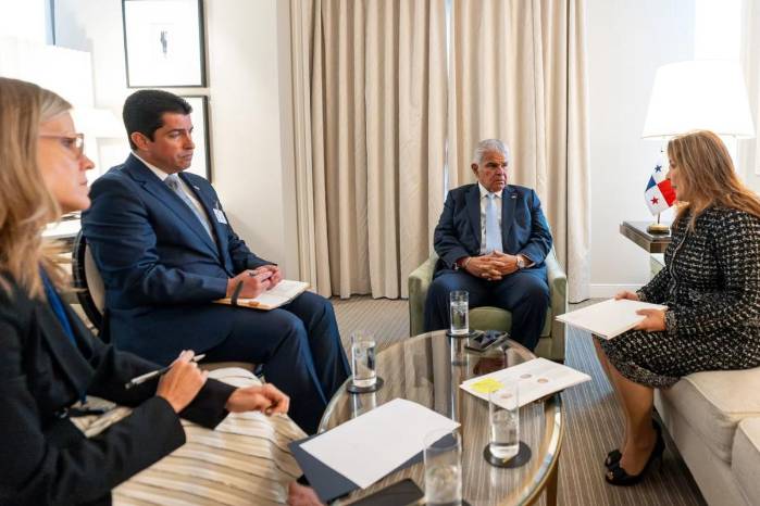 En la reunión participaron también el ministro de Asuntos del Canal, José Ramón Icaza, y la directora de la Secretaría Económica de la Presidencia, Kristelle Getzler.
