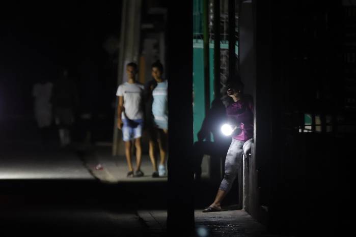 Fotografía del 29 de mayo de 2025 que muestra a personas en una calle durante un apagón en La Habana (Cuba).