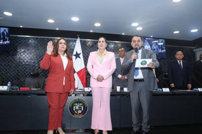 A la juramentación de Castañeda acudió la diputada presidenta de la Asamblea Nacional, Shirley Castañedas.
