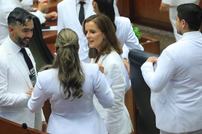 Minutos antes de la elección de la presidencia de la Asamblea Nacional, Shirley Castañedas conversa con los diputados Janine Prado y Luis Duke, quienes posteriormente respaldarían la candidatura de Grace Hernández, en una imagen que refleja la convivencia política más allá de las diferencias partidarias.