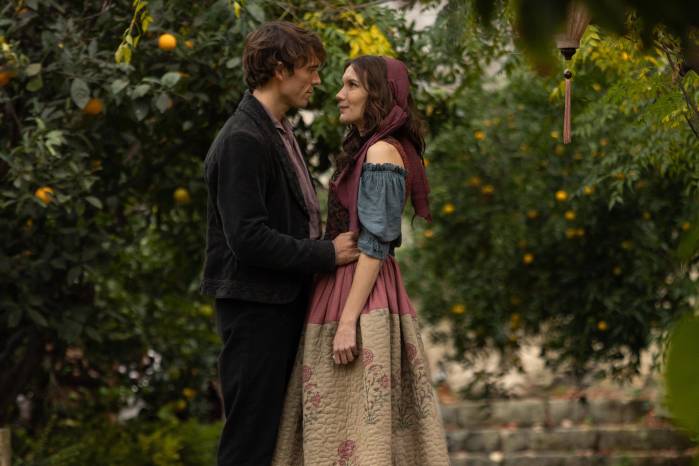 El ‘cast’ filmó la miniserie entre Francia e Italia como parte de una alianza de producción, yendo a Roma, París y Malta.