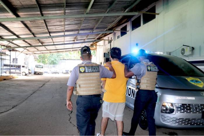 Las autoridades también lo vinculan presuntamente con presuntas actividades de narcotráfico a gran escala.