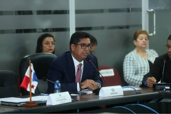 El rector, Absel Navarro, explicó que el traslado permitiría cubrir una quincena de agosto y las dos de septiembre.