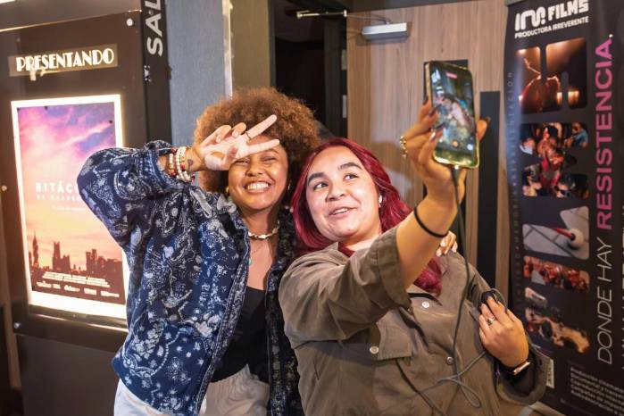 De izquierda a derecha: Jhojaddy Ramírez, directora y prodcutora de la película documental, con una asistente al estreno.