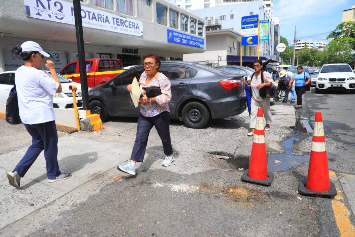 Aceras deterioradas ponen en peligro la vida de peatones.