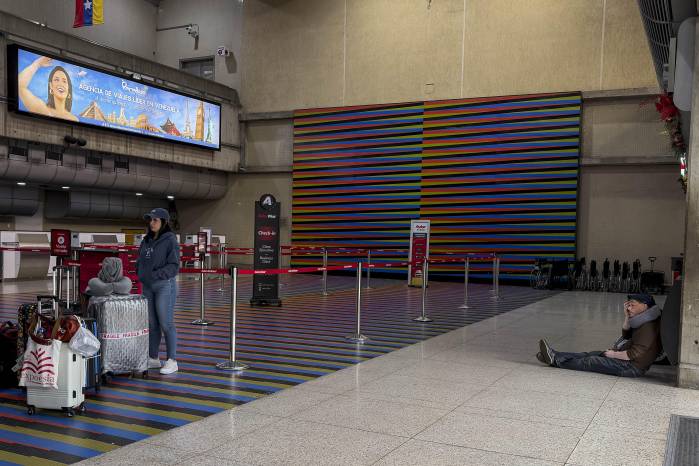 Fotografía de viajeros en un área este lunes, del aeropuerto internacional Simón Bolívar, que sirve a Caracas, en Maiquetía.