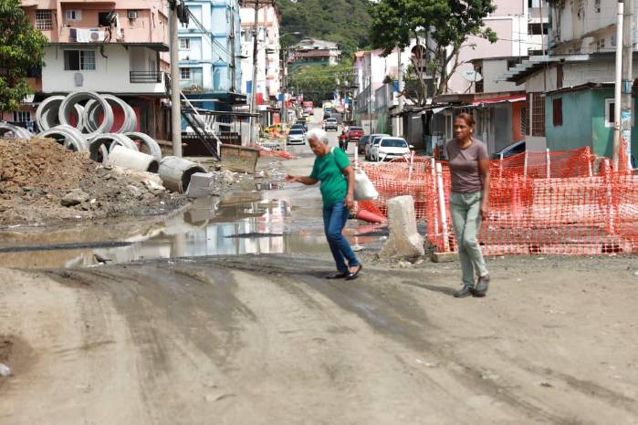 El proyecto ‘El Chorrillo avanza’ acumula retrasos y críticas por la falta de empleo local, calles sin terminar e inundaciones constantes que afectan a vecinos y comerciantes.