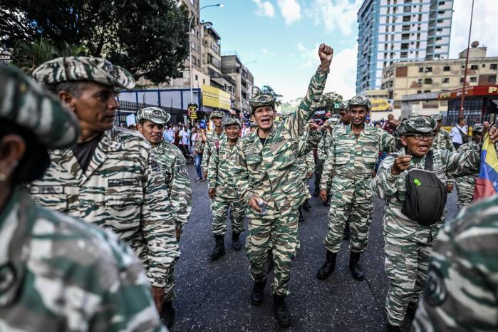 Los miembros de la milicia bolivarian se demuestran fuera de la sede de las Naciones Unidas en Caracas el 6 de octubre de 2025.