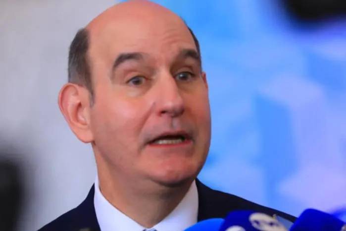 El punto que ha puesto el nombramiento en el centro del debate es que el nuevo designado es hermano de Mónica de Chapman, esposa del ministro.