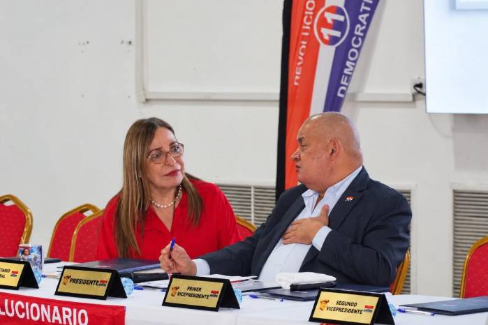 La secretaria general del PRD, Balbina Herrera, y el presidente del PRD, Benicio Robinson