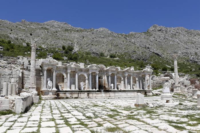 Caminar entre Sagalassos es viajar en el tiempo: la monumental Fuente de Antonino, que aún vierte agua milenaria, te deja sin palabras.
