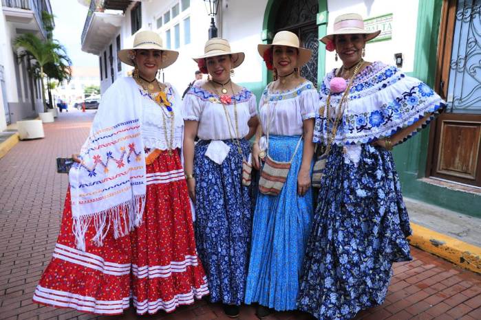 Varias empolleradas se dieron cita en la inauguración de la Calle de la Mola.