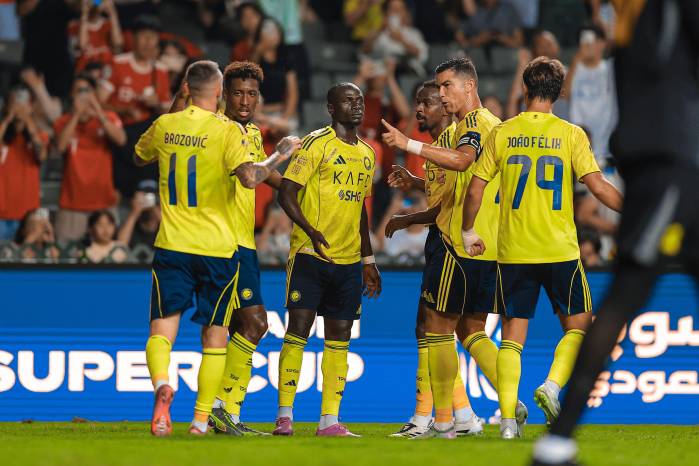 El equipo del Al-Nassr celebrando uno de los goles en el triunfo 2-1 sobre el Al-Ittihad.