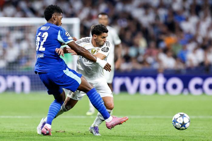 Michael Murillo (izq.) en un duelo con Brahim Díaz.