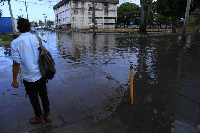 Se espera que los aguaceros persistan durante las próximas horas, con posibilidad de acumulación de agua.