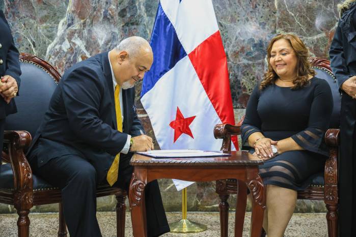 El subcontralor Elí Felipe Cabezas durante la firma de toma de posesión del cargo ante la diputada Dana Castañeda, quien en ese momento ocupaba el cargo de Presidente de la Asamblea Nacional.