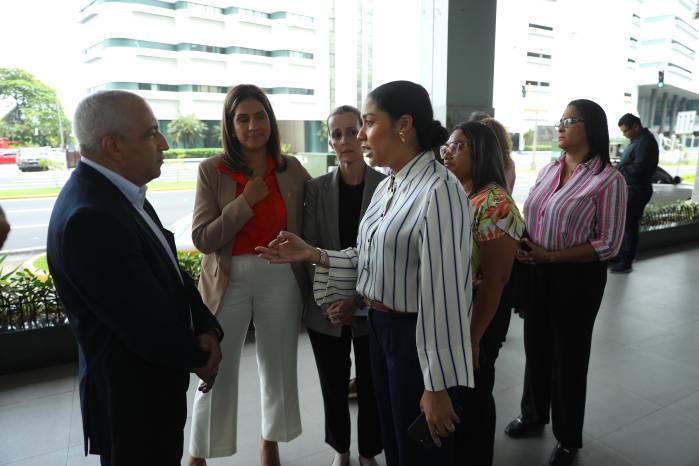 Diputados de la coalición Vamos y funcionarios de la Asamblea acudieron a la Contraloría.