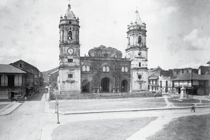 La Catedral Metropolitana de Panamá en 1885, tras las afectaciones que provocó el sismo de 1882.