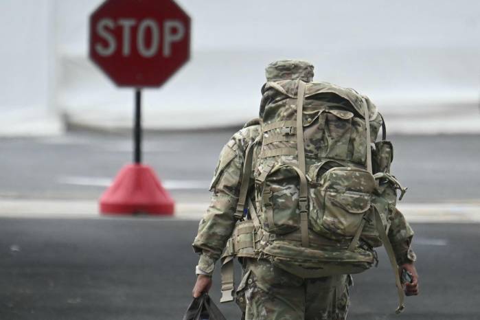 Un miembro de la Guardia Nacional llega a la Armería de Washington D. C. el 12 de agosto de 2025, después de que se ordenara a las tropas presentarse el martes por la mañana, según informes de prensa.