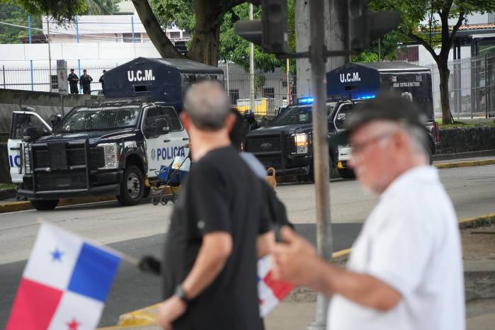 La Policía Nacional cercó la marcha y lso predios de la Asamblea nacional.