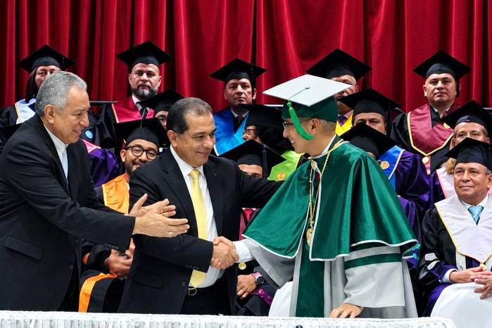 El nuevo rector de la Universidad de Panamá, José Emilio Moreno Ramos (der.), junto al ministro Ventura Vega (centro) y el arzobispo José Domingo Ulloa (izq.), en el acto de investidura 2026-2031.