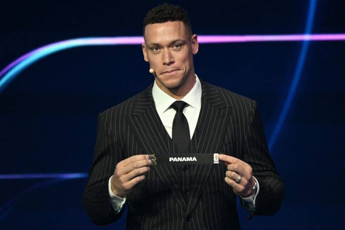 El beisbolista estadounidense Aaron Judge muestra la tarjeta con la palabra ‘Panamá’ durante el sorteo de la Copa Mundial de Fútbol de la FIFA.