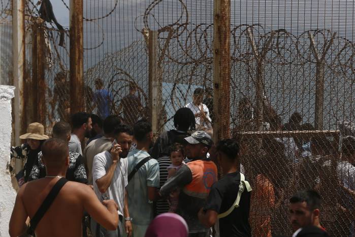 Miles de jóvenes marroquíes llegaron este jueves a la frontera entre Castillejos (Marruecos) y Ceuta para tratar de cruzar la valla que separa las dos ciudades.