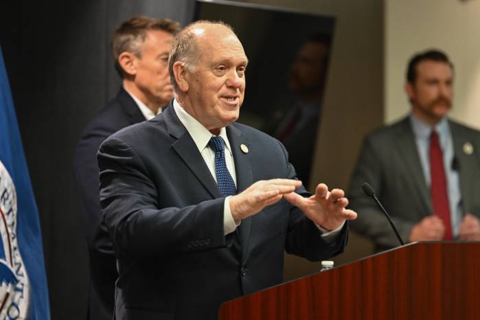 El zar de la frontera Tom Homan aseguró que la medida no implicaba una renuncia al compromiso de Trump en contra de la inmigración irregular.