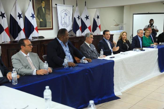 El diplomático estadounidense participó en una reunión con la directiva ampliada del gremio legal, enfocada en clima de negocios y desarrollo económico.