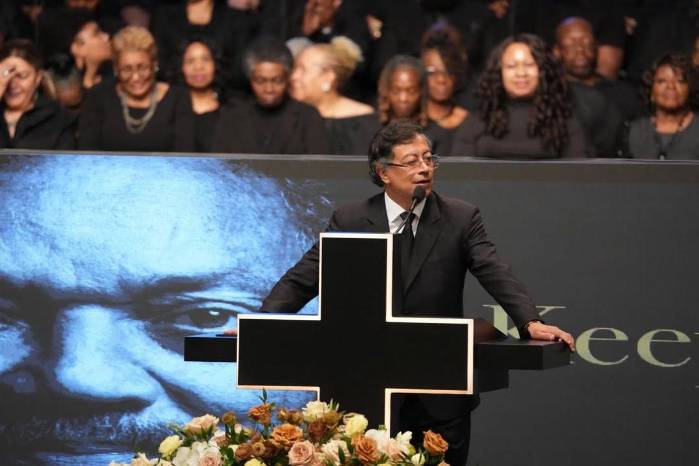 Gustavo Petro se dirige a los asistentes en la ceremonia de despedida del reverendo Jesse Jackson, figura histórica del movimiento por los derechos civiles en EE.UU.