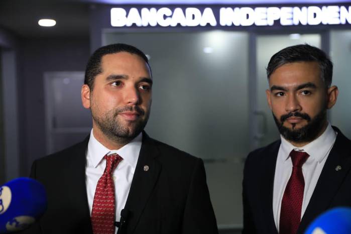 Zúñiga y Luke (der.) trabajan en la configuración de las juntas directivas.