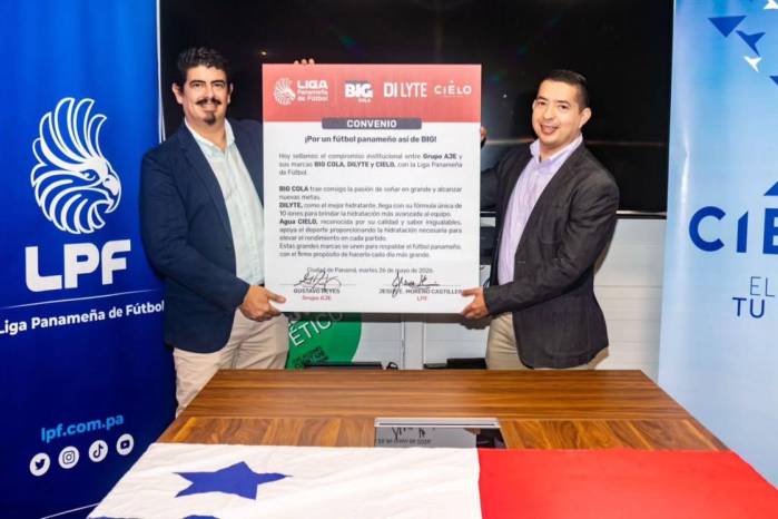 Gustavo Reyes (izquierda), gerente general de Grupo AJE para Panamá y Costa Rica, junto a Jesús Moreno (derecha) de la Liga Panameña de Fútbol (LPF) durante la firma del acuerdo de patrocinio.