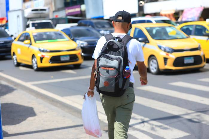 Algunos comercios aún entregan bolsas plásticas.