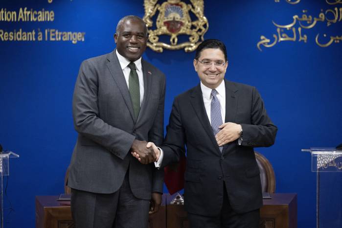 El ministro de Asuntos Exteriores de Marruecos, cooperación africana y expatriados marroquíes Nasser Bourita (R) y el secretario extranjero británico David Lammy (l) se dan la mano durante una conferencia de prensa en Rabat, Marrocco, el 01 de junio