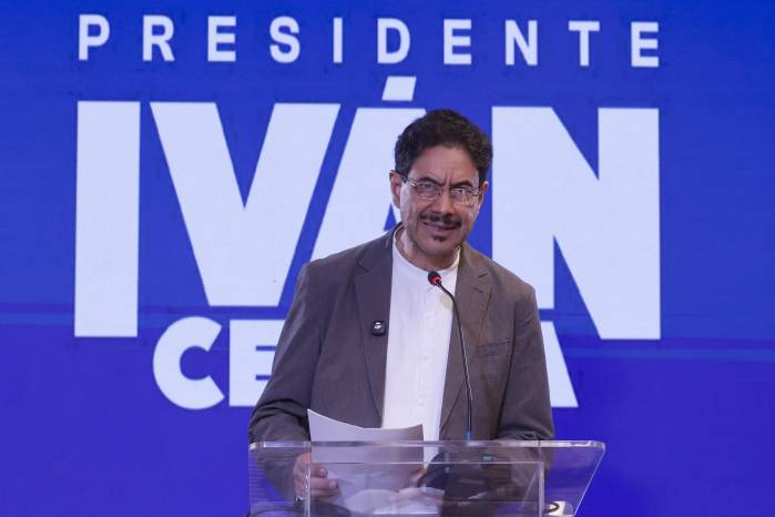 El candidato a la Presidencia de Colombia Iván Cepeda habla en una rueda de prensa este 11 de junio de 2026, en Bogotá (Colombia).