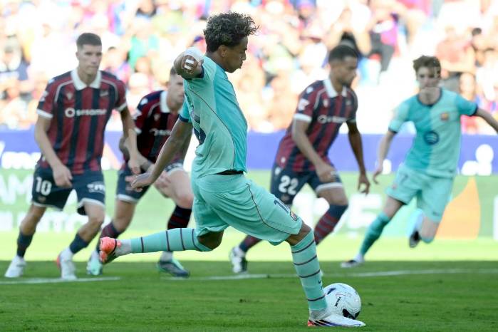 Lamine Yamal fue la figura del Barcelona con un doblete ante el Levante.