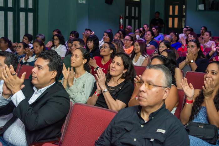 Más allá del aula ofrece herramientas técnicas a docentes que desean transformar la enseñanza de las ciencias sociales.