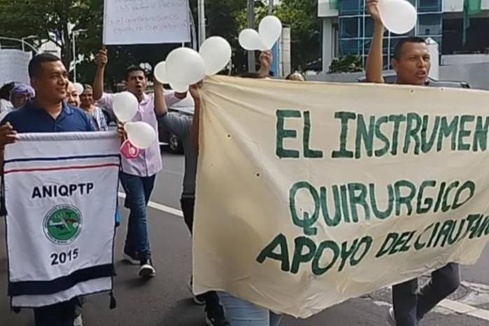 Durante la movilización, los manifestantes lanzaron consignas contra las autoridades de la CSS y UDELAS, entre ellas “¡abajo Dino Mon!”, “¡abajo la rectora de UDELAS!”
