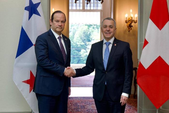 El ministro Martínez-Acha junto a Ignazio Cassis, vicepresidente del Consejo Federal Suizo, en la Maison Béatrice de Watteville.