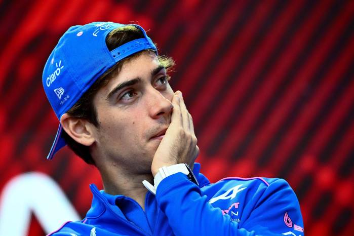 El piloto argentino de Alpine, Franco Colapinto, antes de la tercera sesión de entrenamientos libres del Gran Premio de Hungría de Fórmula 1 en el circuito de Hungaroring, en Mogyoród.